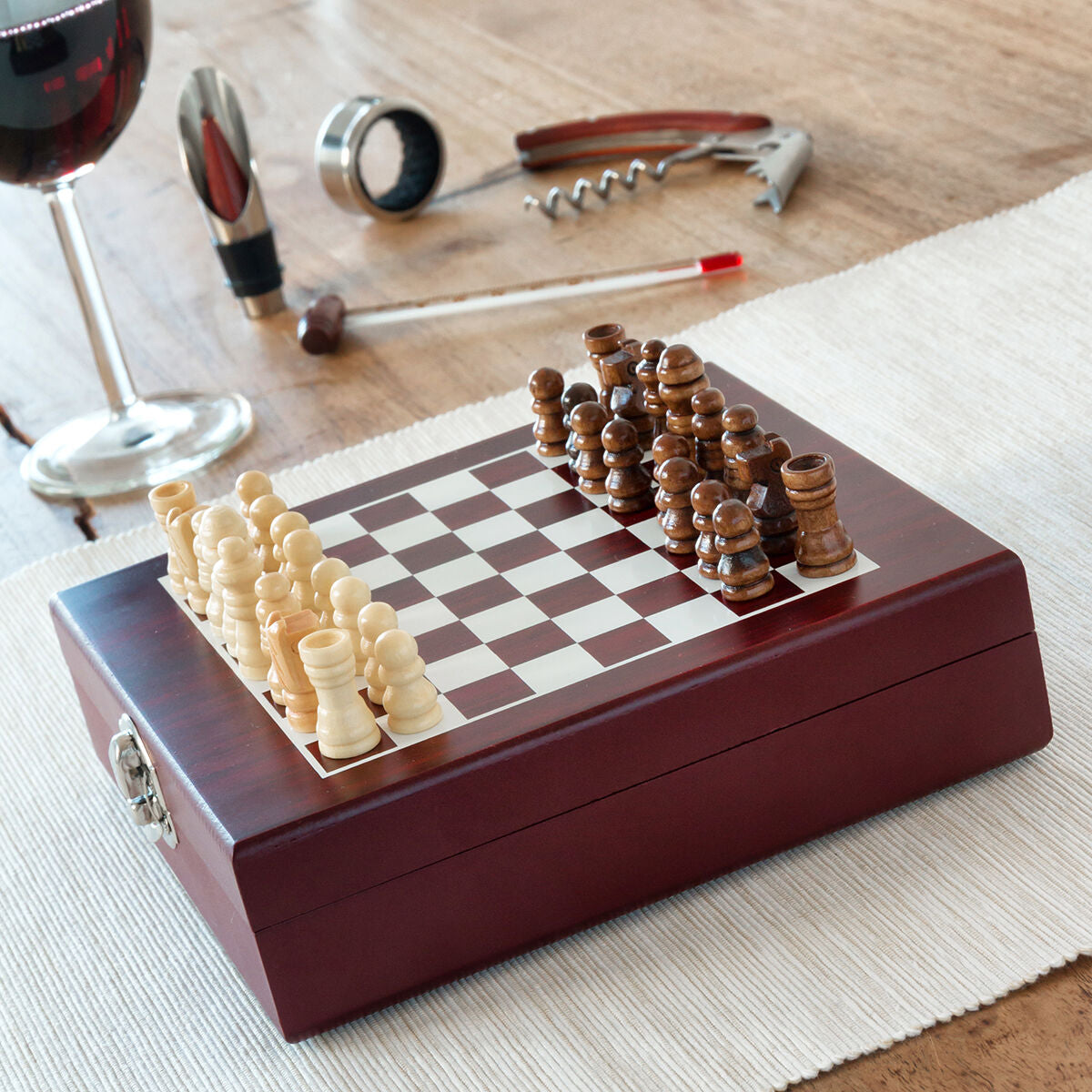 Šahovski vinski darilni set (37-delni)